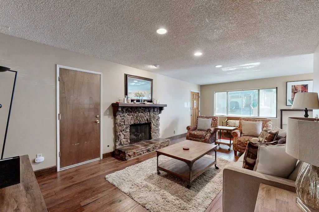 Dog-Friendly Duplex with fireplace, balcony and free internet