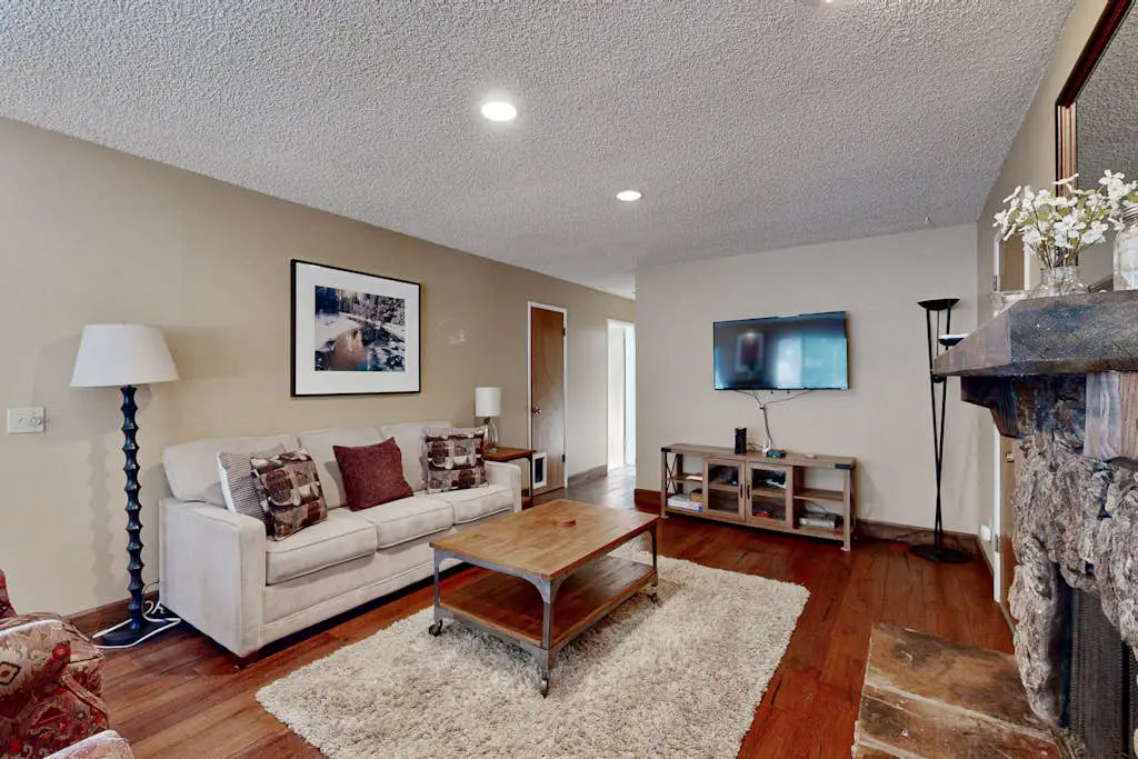 Dog-Friendly Duplex with fireplace, balcony and free internet