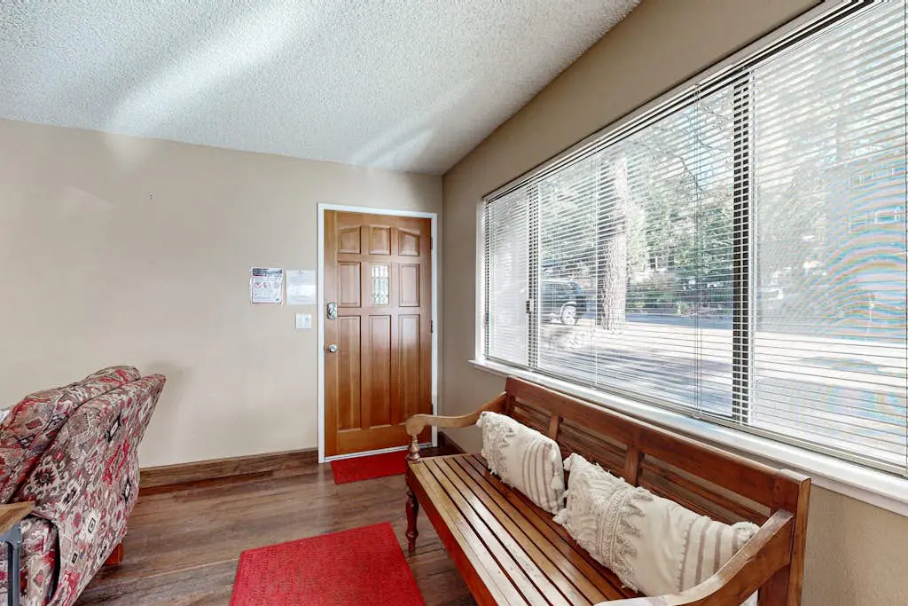 Dog-Friendly Duplex with fireplace, balcony and free internet