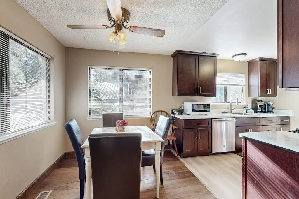 Dog-Friendly Duplex with fireplace, balcony and free internet
