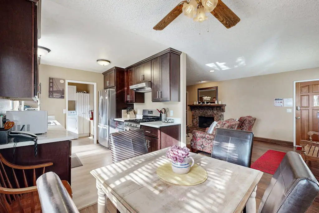 Dog-Friendly Duplex with fireplace, balcony and free internet
