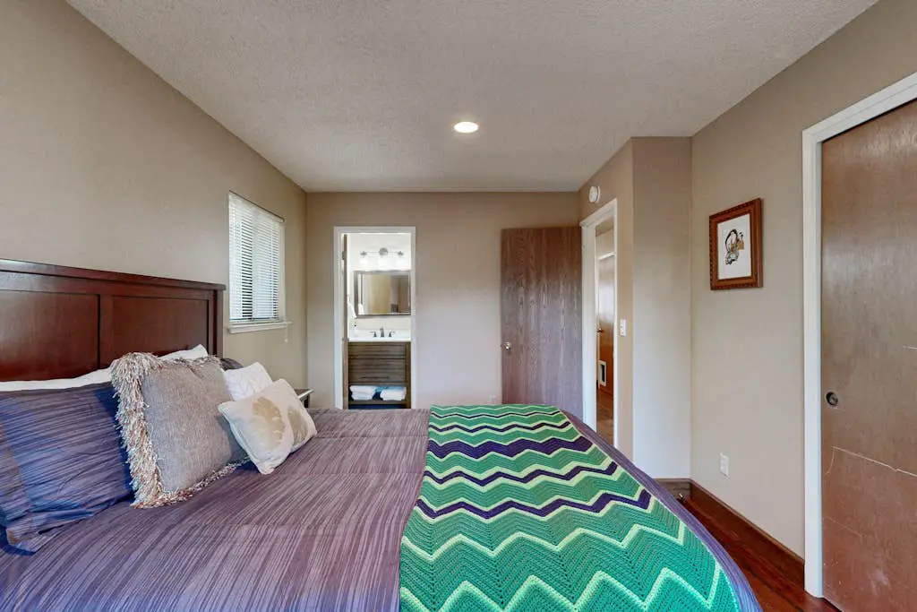 Dog-Friendly Duplex with fireplace, balcony and free internet