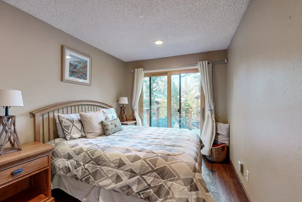 Dog-Friendly Duplex with fireplace, balcony and free internet