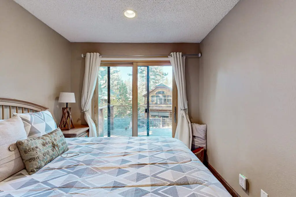 Dog-Friendly Duplex with fireplace, balcony and free internet