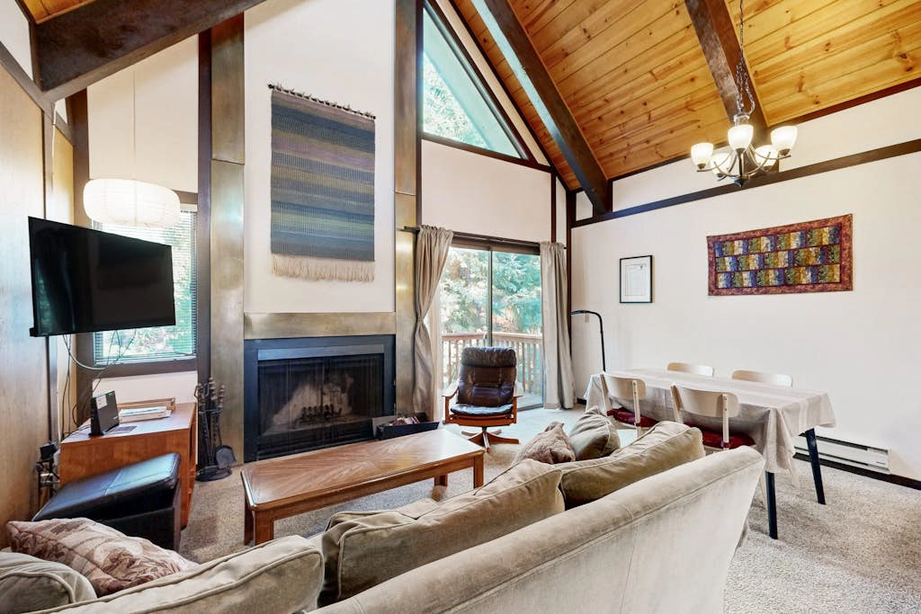 Conveniently located family-friendly escape near IV Rec Center & free Wifi