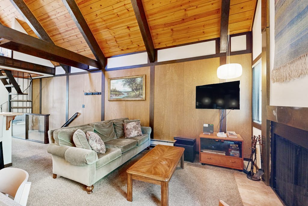Conveniently located family-friendly escape near IV Rec Center & free Wifi