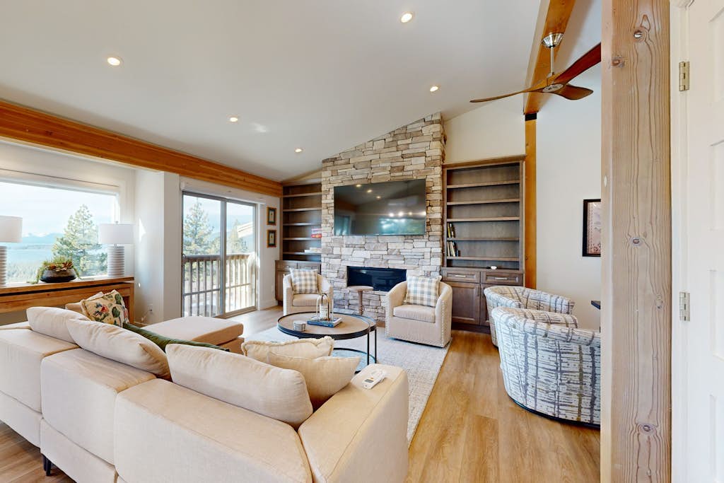 🌲 Treehouse-Style Townhouse with Lake Views in Incline Village