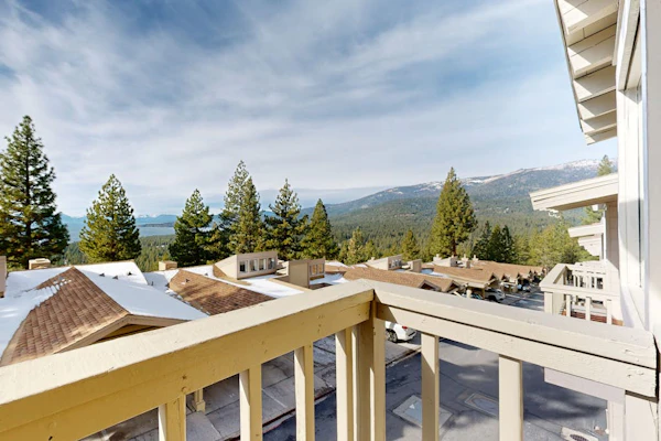 π² Treehouse-Style Townhouse with Lake Views in Incline Village