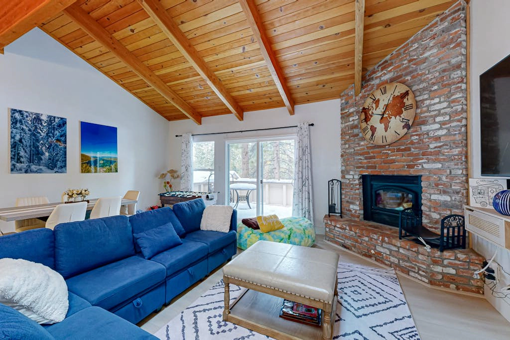 Beautiful townhouse with deck, foosball, fireplace, and skiing nearby