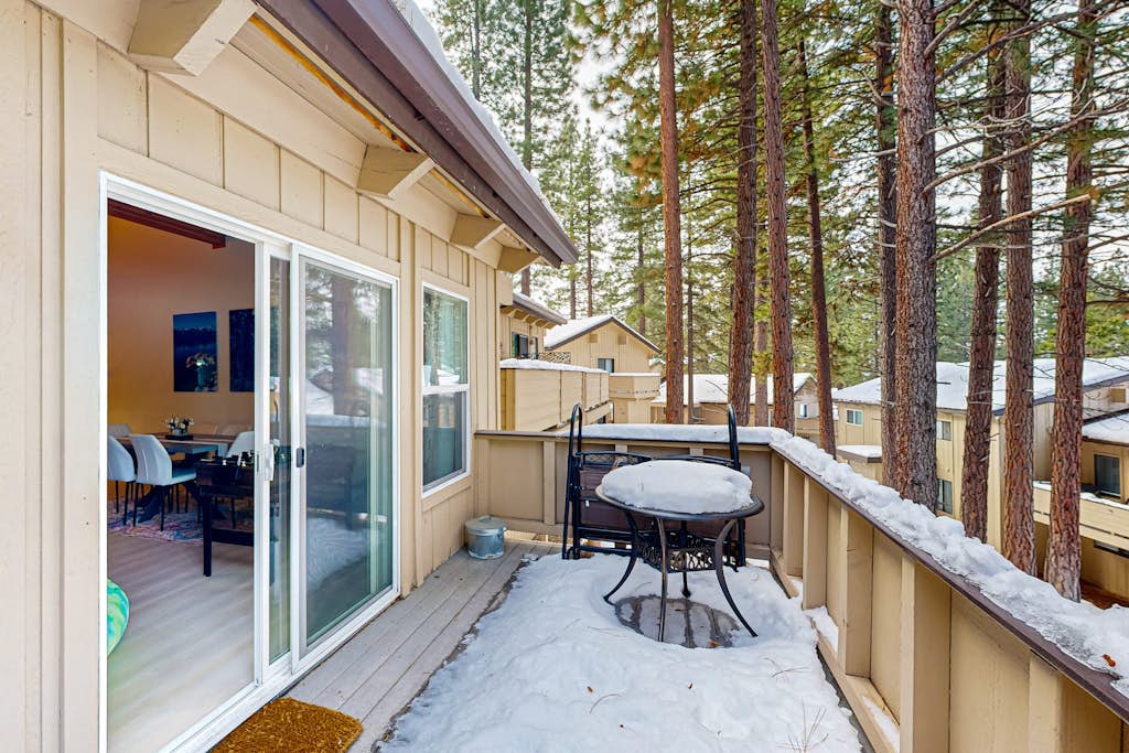 Beautiful townhouse with deck, foosball, fireplace, and skiing nearby