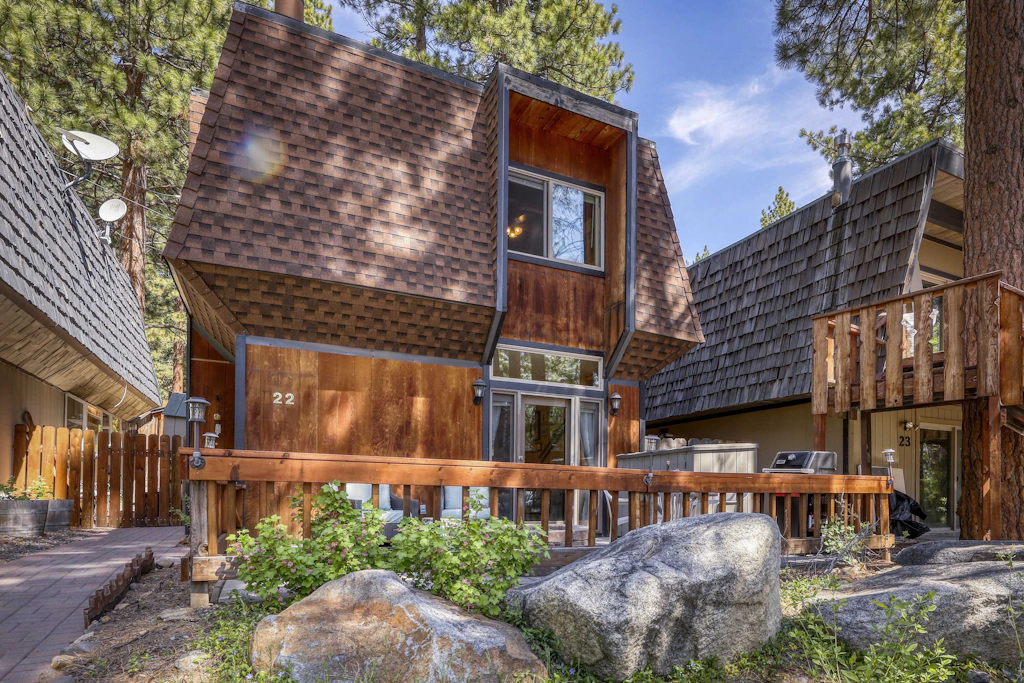 Charming townhouse in Incline Village with private hot tub & amazing location