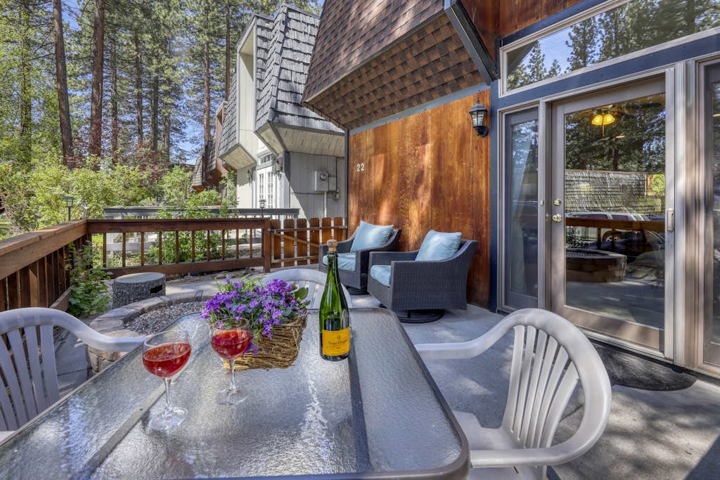 Charming townhouse in Incline Village with private hot tub & amazing location