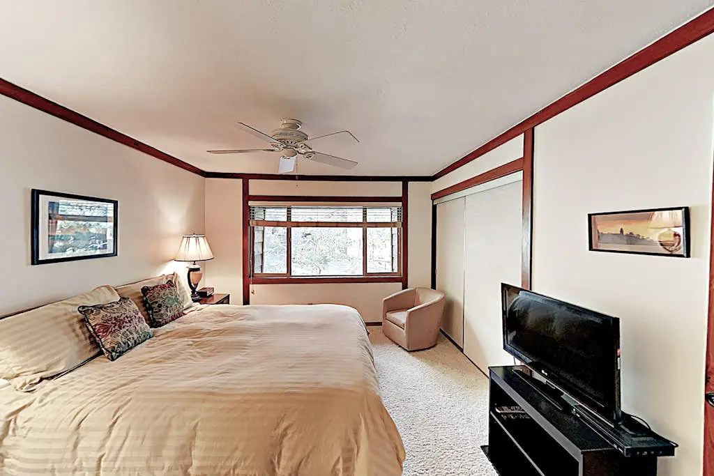 Expansive Lake Tahoe Oasis w/ Pier & Fireplace - Walk to Kings Beach