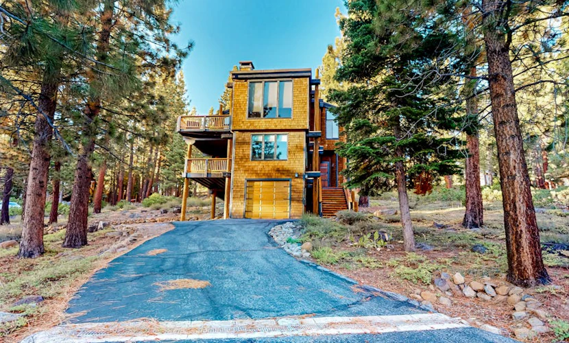 Beautiful mountain home close to year-round outdoor activities & Lake Tahoe