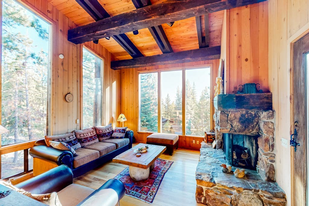 Beautiful mountain home close to year-round outdoor activities & Lake Tahoe