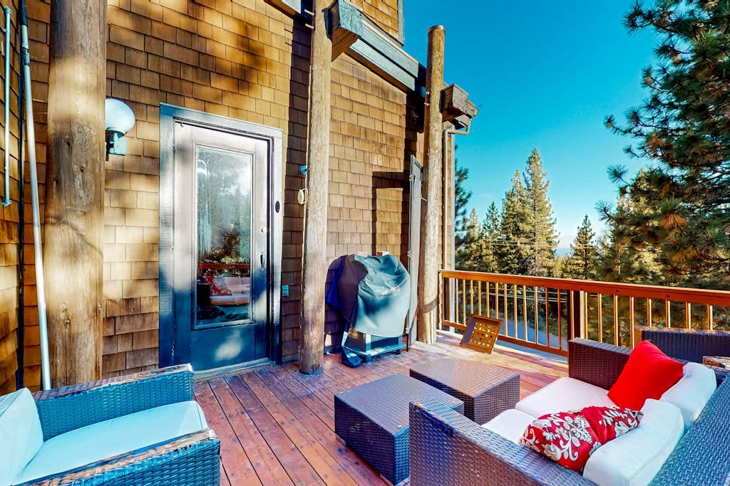 Beautiful mountain home close to year-round outdoor activities & Lake Tahoe