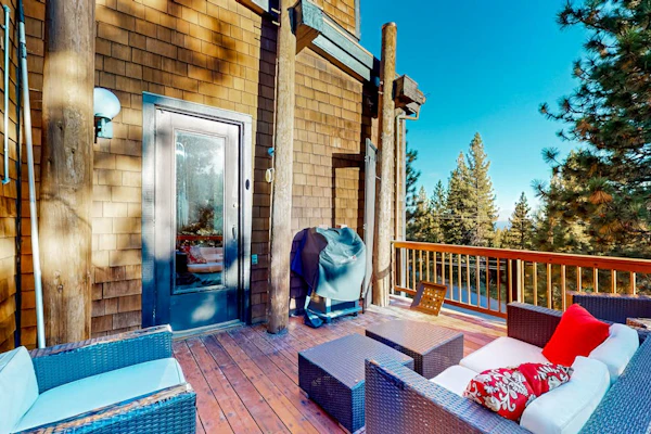 Beautiful mountain home close to year-round outdoor activities & Lake Tahoe