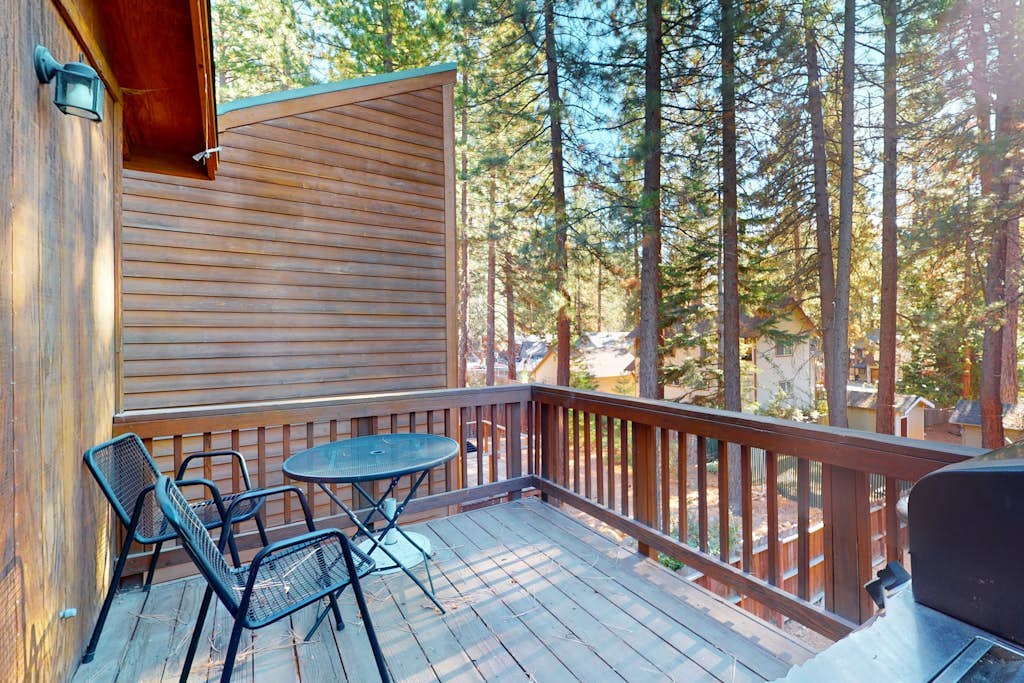 Cozy, enchanting retreat with hot tub, stunning deck, & balcony - close to beach