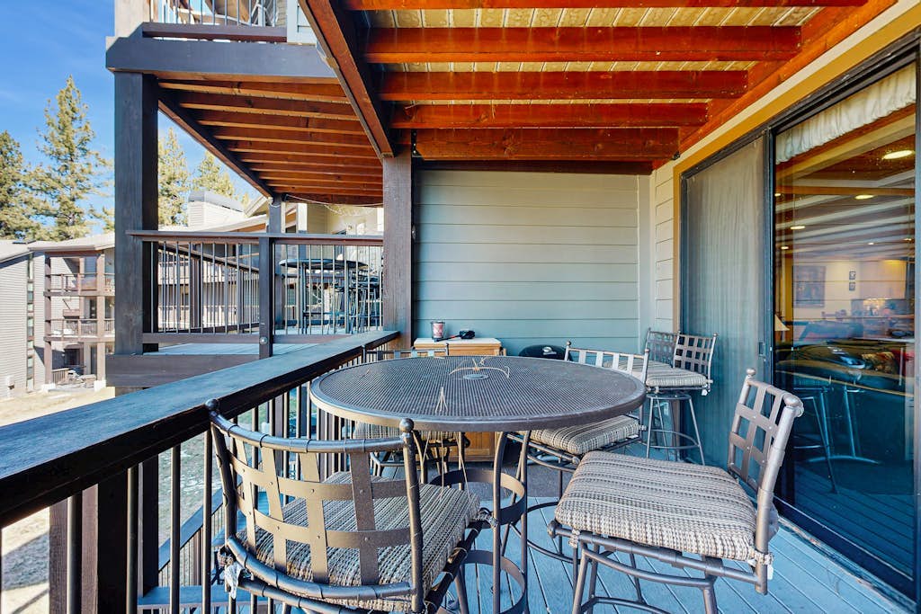 Comfortable Townhome with Pool, Deck, & Lovely Sunsets - Walk to Lake