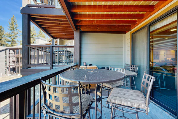 Comfortable Townhome with Pool, Deck, & Lovely Sunsets - Walk to Lake