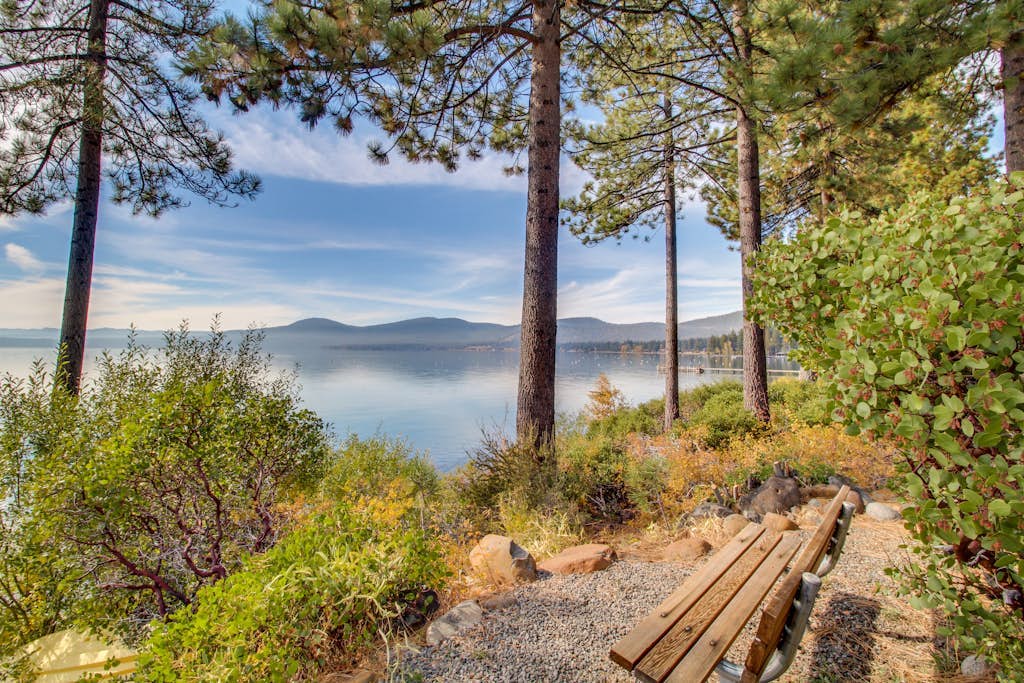 Comfortable Townhome with Pool, Deck, & Lovely Sunsets - Walk to Lake