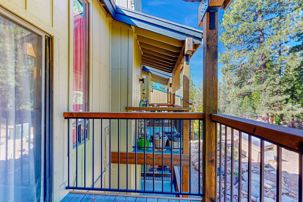 Eclectic second floor condo with loft, balcony, & gas fireplace - family friendly