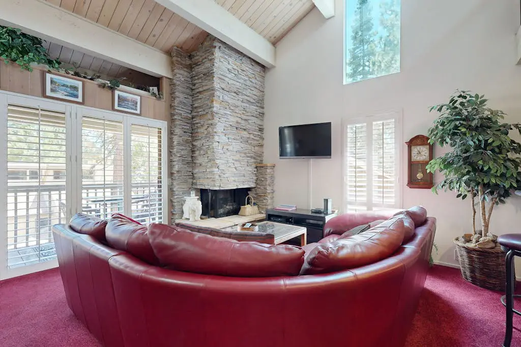 Kingwood Village Condo with Sparkling Pool Near Beach & Northstar