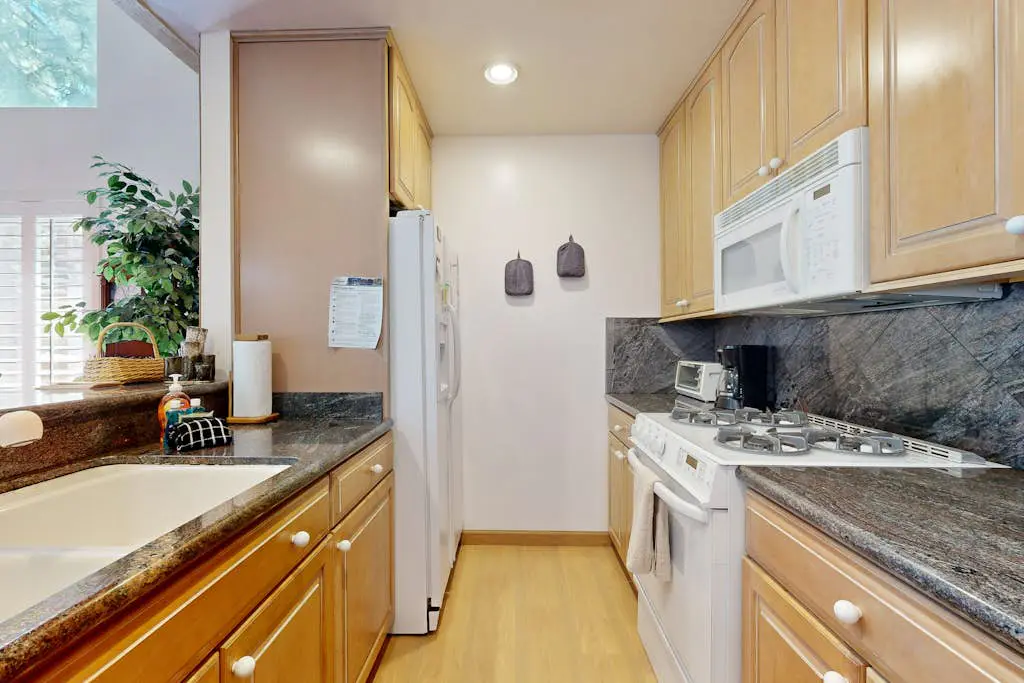 Kingwood Village Condo with Sparkling Pool Near Beach & Northstar