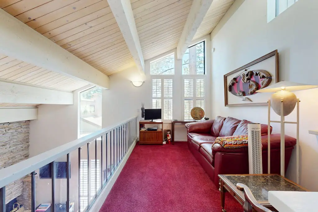 Kingwood Village Condo with Sparkling Pool Near Beach & Northstar