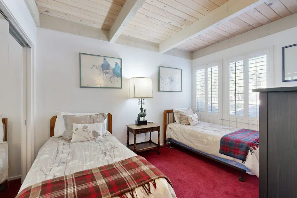 Kingwood Village Condo with Sparkling Pool Near Beach & Northstar