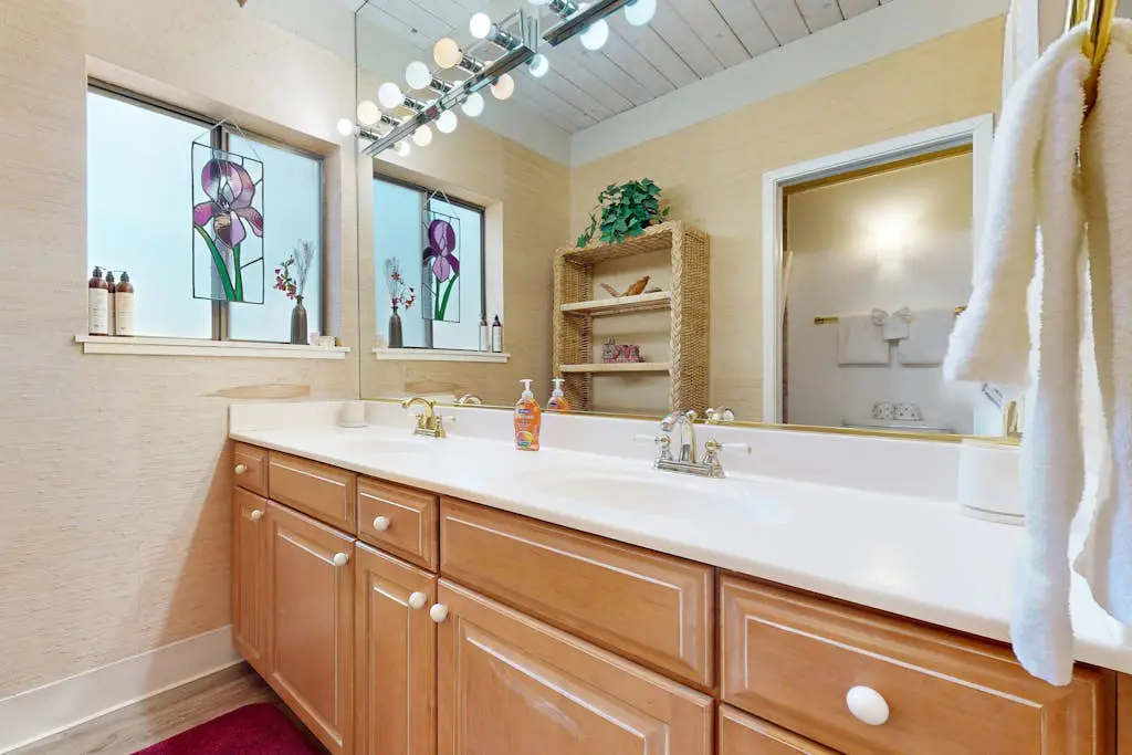 Kingwood Village Condo with Sparkling Pool Near Beach & Northstar