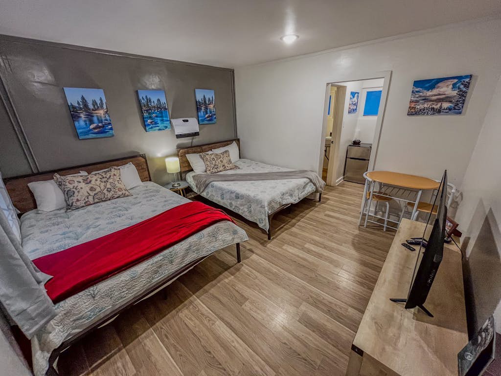 Pleasant hotel with lakeview, golf, skiing, WiFi, & Netflix