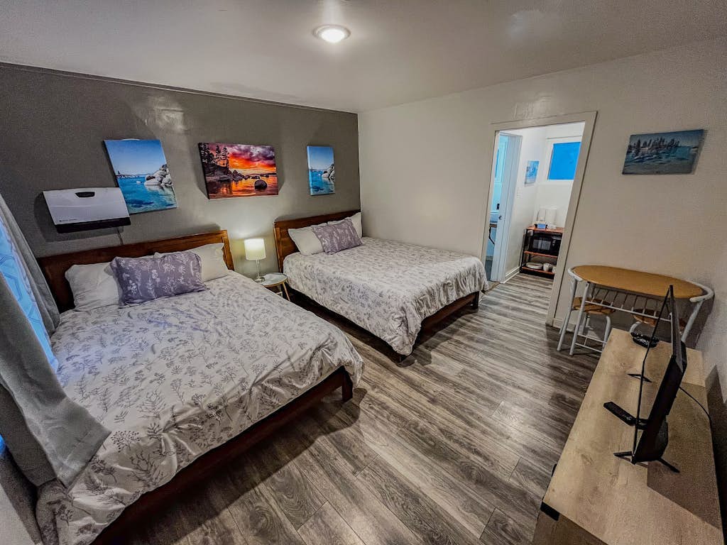 Welcoming hotel with lakeview, golf, skiing, WiFi, & Netflix