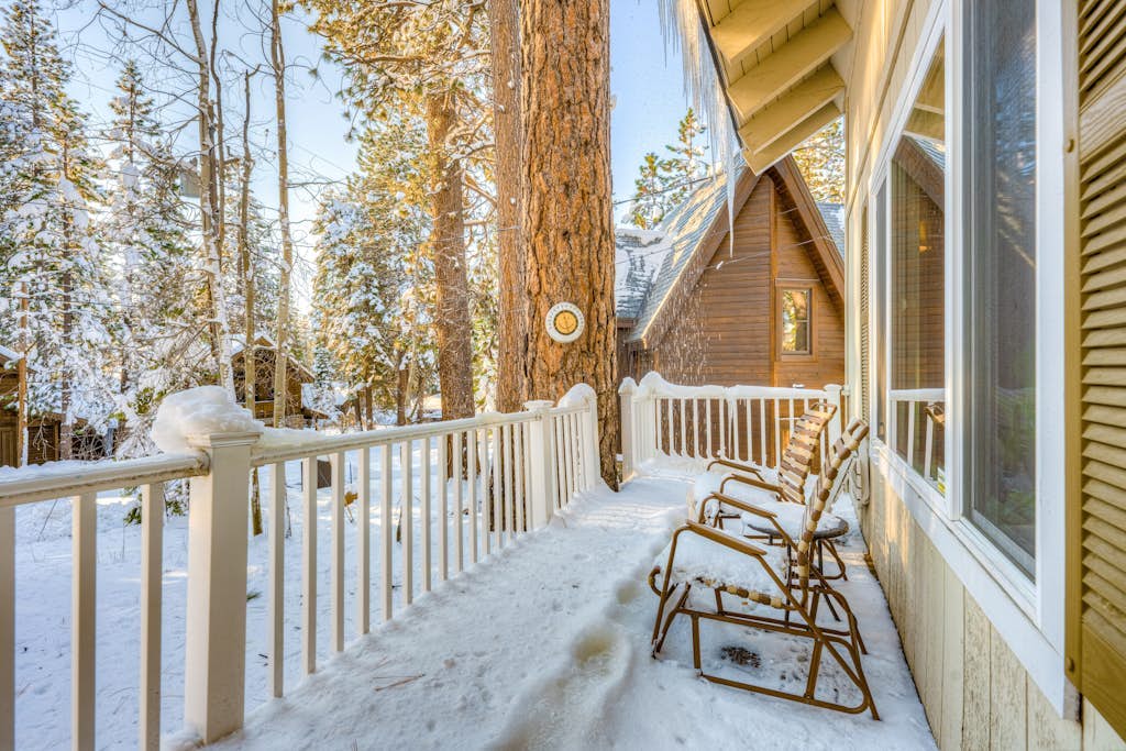 Peaceful retreat with a gas fireplace, balcony, & washer&dryer