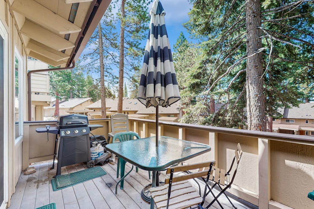 Updated mountain condo with pool access & wood fireplace - near skiing