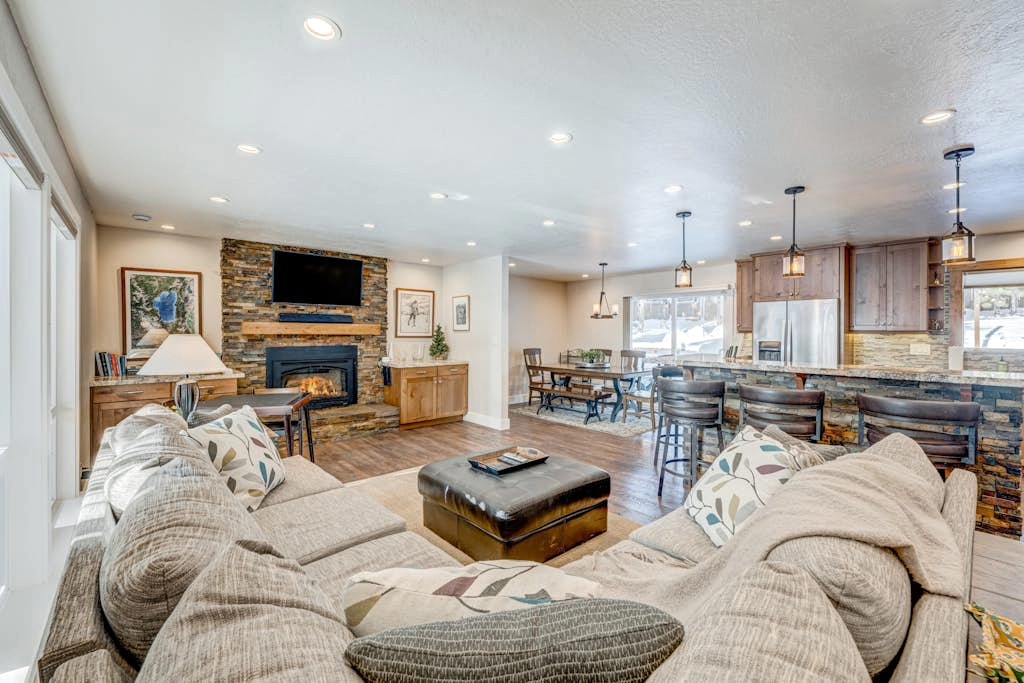 Dog-friendly modern abode with large yard, fireplace, cable & washer&dryer
