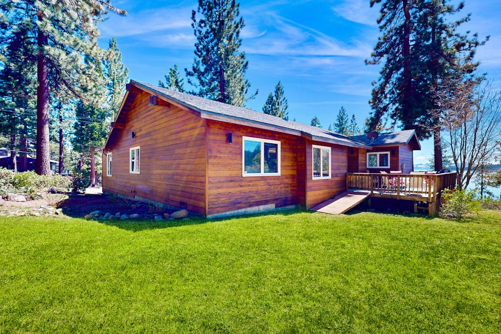 Experience 'Lake Life' with stunning views, expansive deck, bbq - close to village