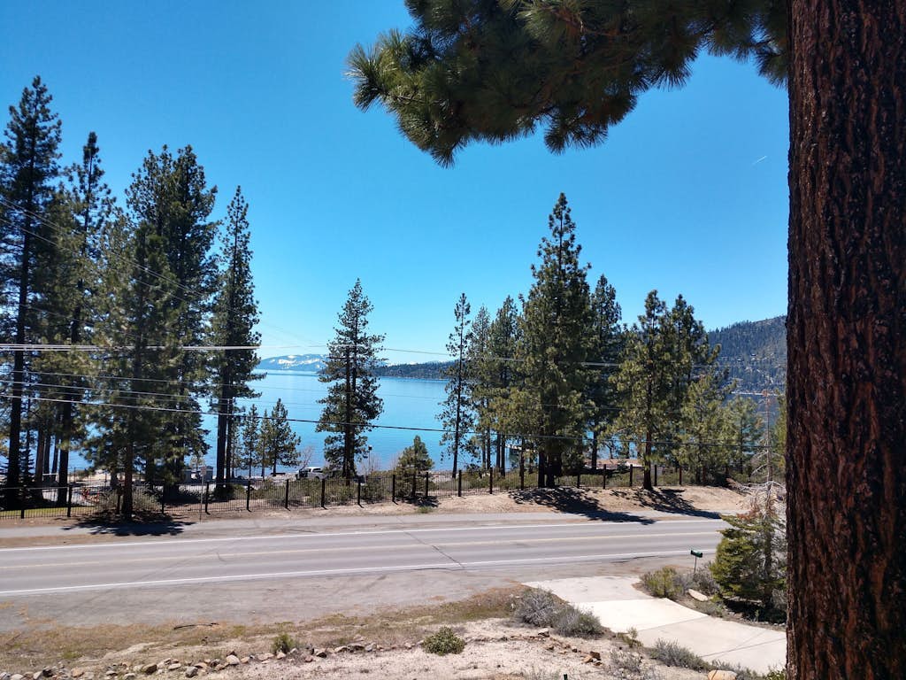 Experience 'Lake Life' with stunning views, expansive deck, bbq - close to village