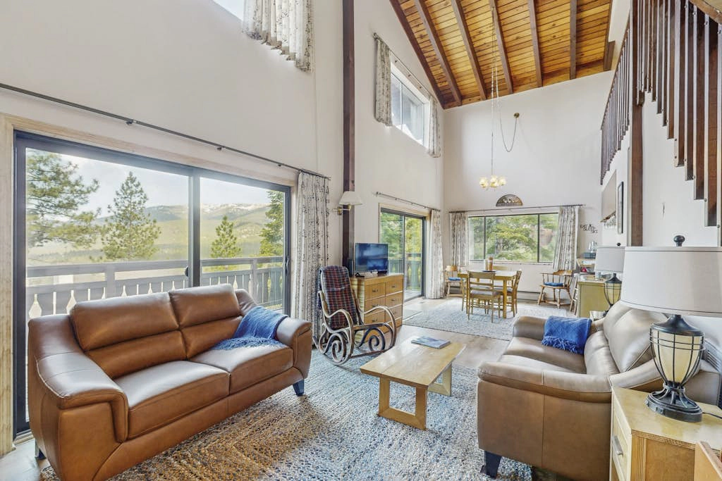 Spacious home with incredible views, full kitchen, shared  pool & tennis courts