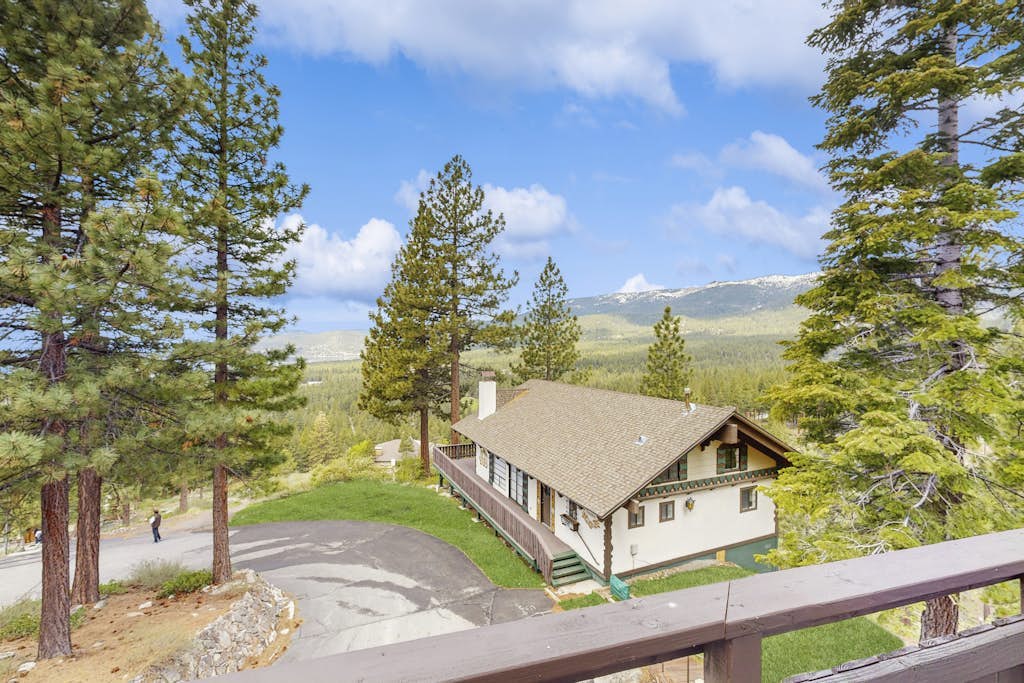 Spacious home with incredible views, full kitchen, shared  pool & tennis courts