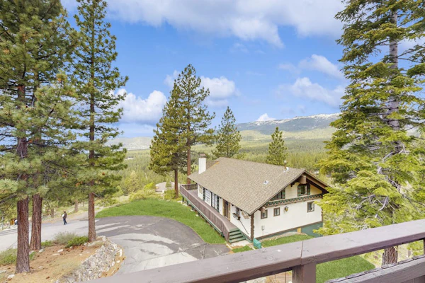 Spacious home with incredible views, full kitchen, shared pool & tennis courts
