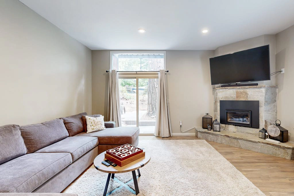Charming townhome w/ modern touches, great outdoor space, free WiFi