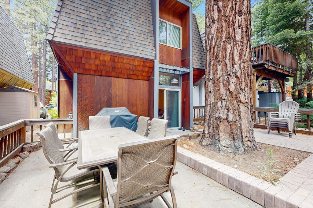 Charming townhome w/ modern touches, great outdoor space, free WiFi
