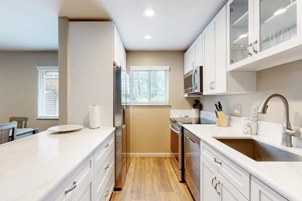 Charming townhome w/ modern touches, great outdoor space, free WiFi