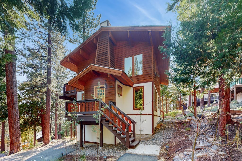 Beautiful home with private pool table, spacious deck, & pool access