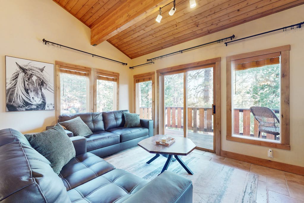 Beautiful home with private pool table, spacious deck, & pool access