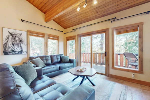 Beautiful home with private pool table, spacious deck, & pool access