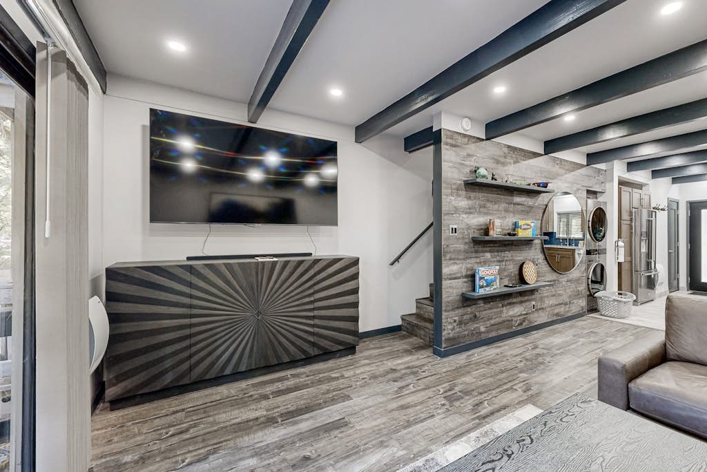 Sleek condo with deck, BBQ, board games, and streaming