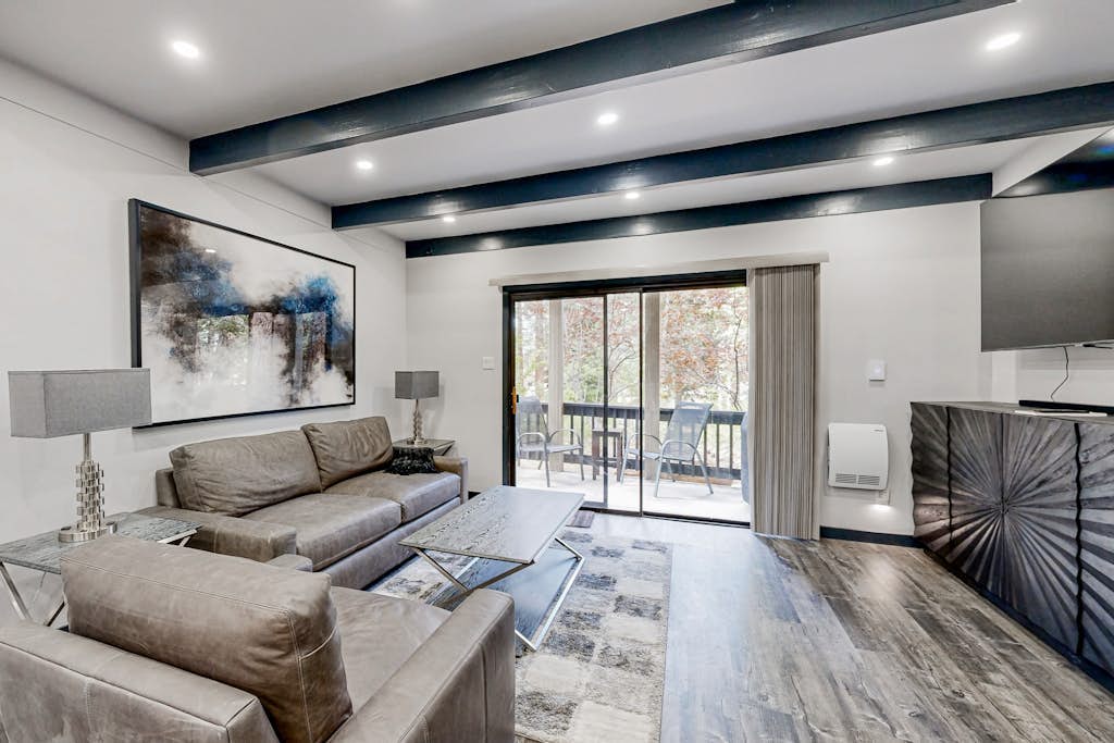 Sleek condo with deck, BBQ, board games, and streaming