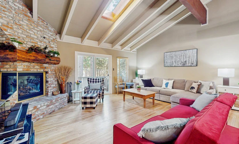 Townhome with Fireplace, Pool, Sauna, Free Shuttle Pickup-Drop-off to Ski Resort